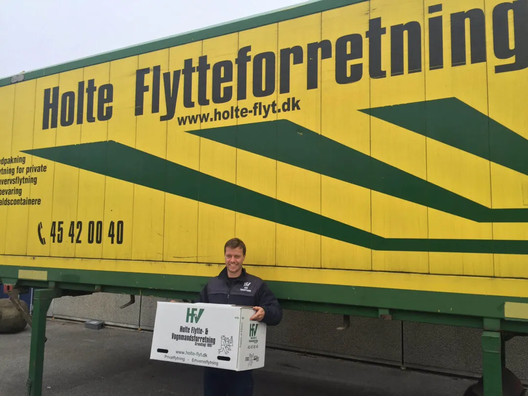 Flyttebil parkeret foran en villa i Sorgenfri, Lyngby