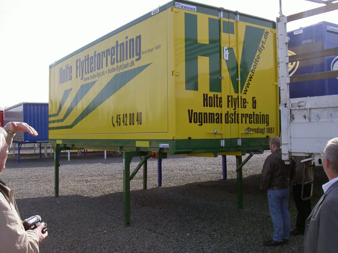 Holte Flyttes brandede vekselladscontainer opklodset på firmaets plads